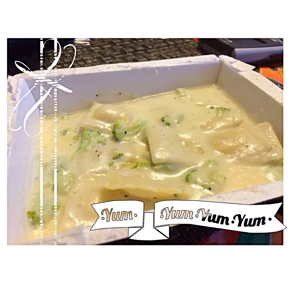 Snapdishの料理写真:Cheese Ravioli in Alfredo Sauce|julia hoさん