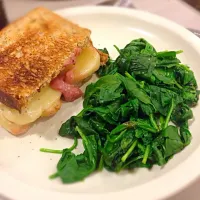 Fresh spinach and cranberry turkey club.|Nikki Storeboさん