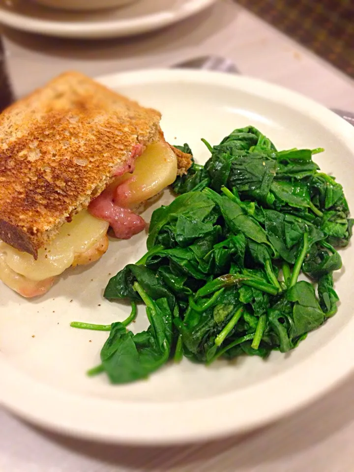 Fresh spinach and cranberry turkey club.|Nikki Storeboさん