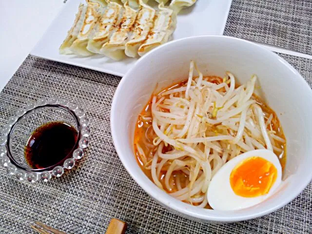 今日の夕食 辛味噌ラーメン、餃子|pinknari🐰🌈さん