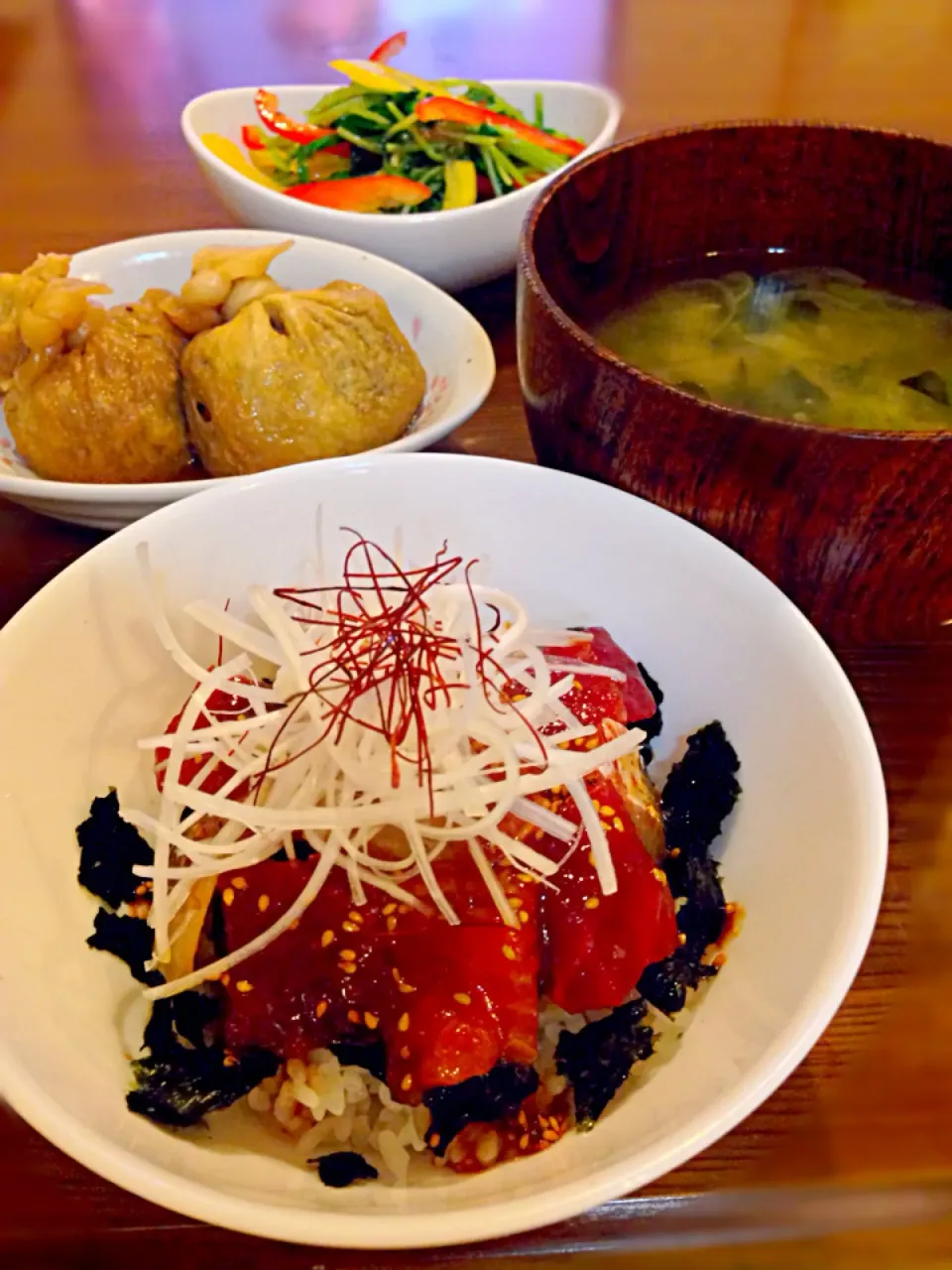 ⭐️海鮮ユッケ丼 ⭐️油揚げの宝煮 ⭐️豆苗とパプリカのサラダ ⭐️ネギとわかめの味噌汁|よっちぃさん