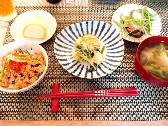 鮭イクラ親子丼、ニラ玉、酢ダコ水菜和え、かまぼこ|まろさん