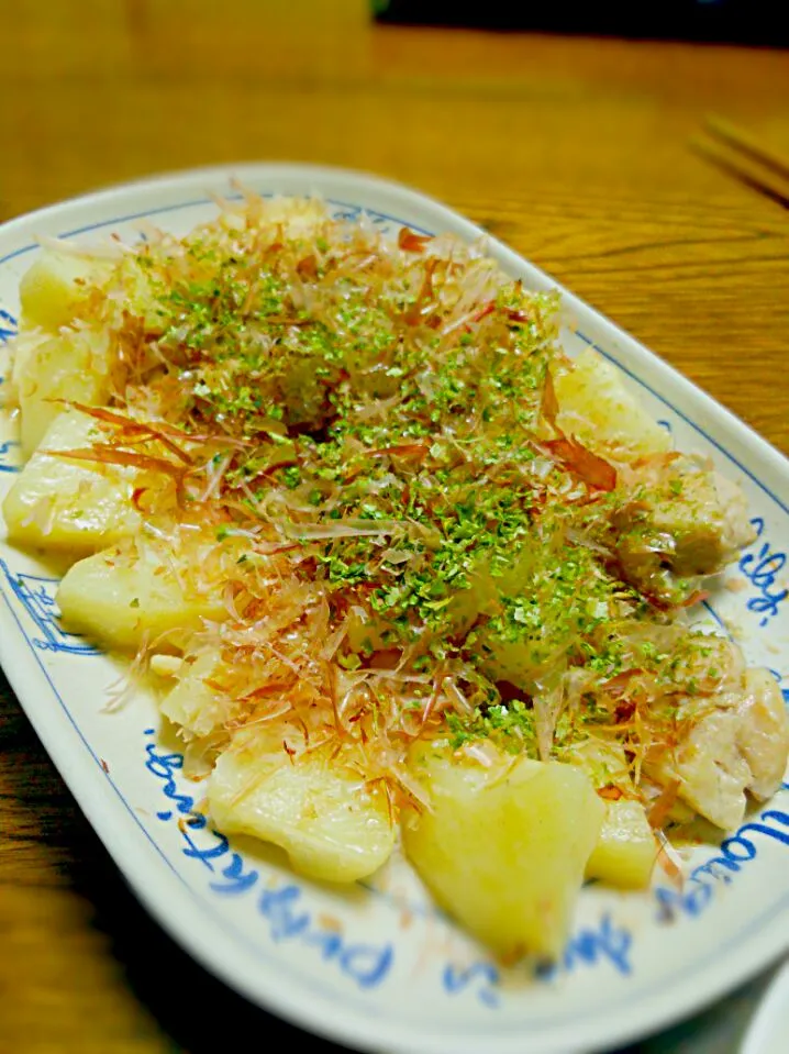 レンジでじゃがいもと鶏肉の鰹節まみれ|ちはるさん