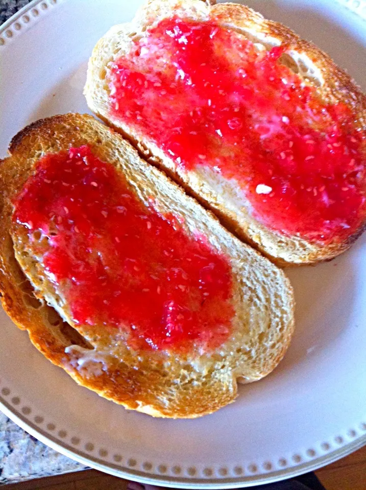 sourdough toast with homemade raspberry jam|Whitney Kinnisonさん