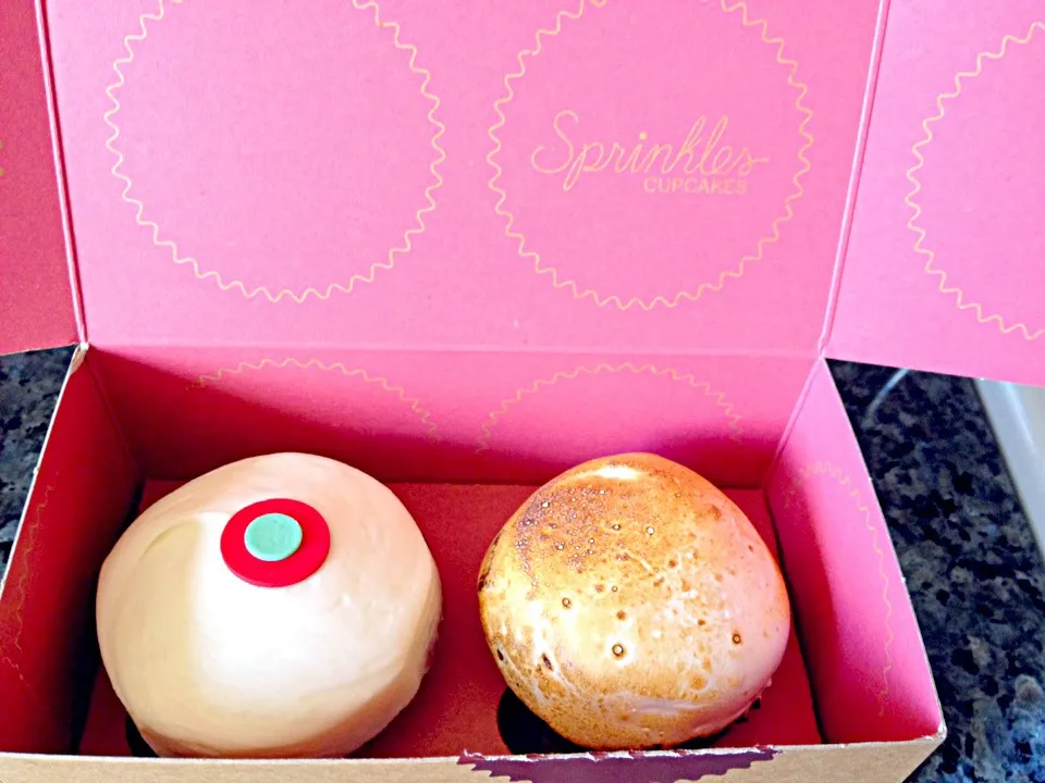 Sprinkles red velvet and s'mores cupcakes💕|Yuka Tukaさん