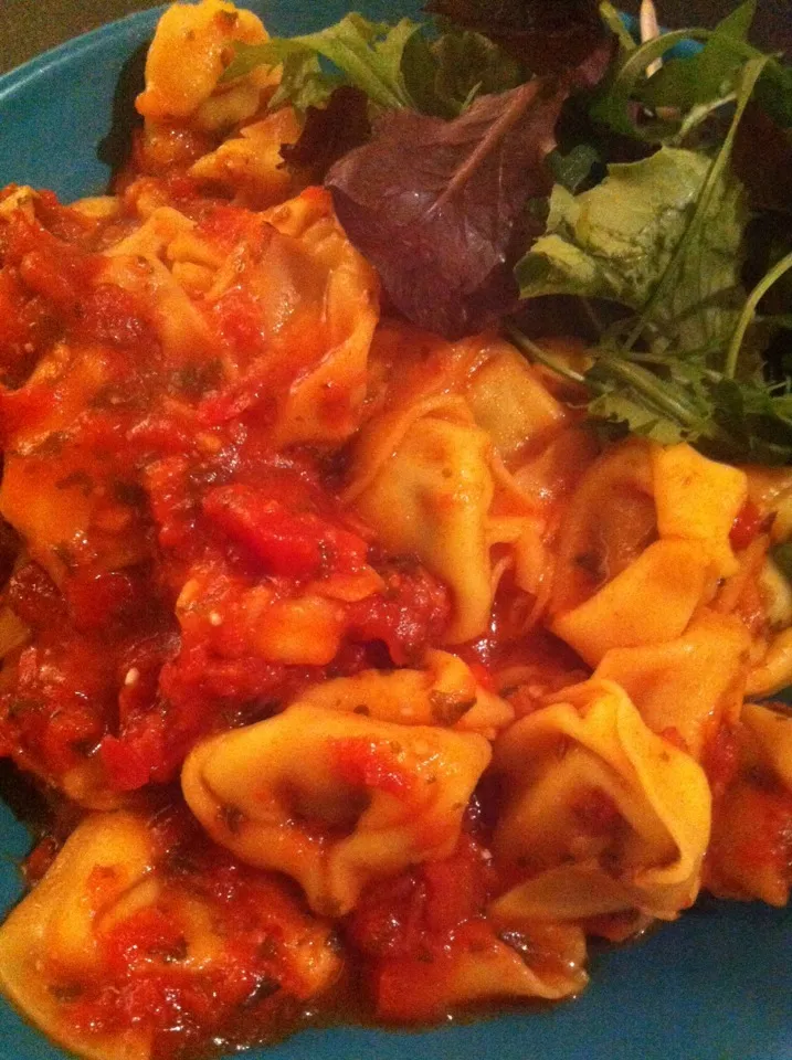 Spinach & ricotta tortellini w/ tomato & chilli sauce|Nick Hiderさん