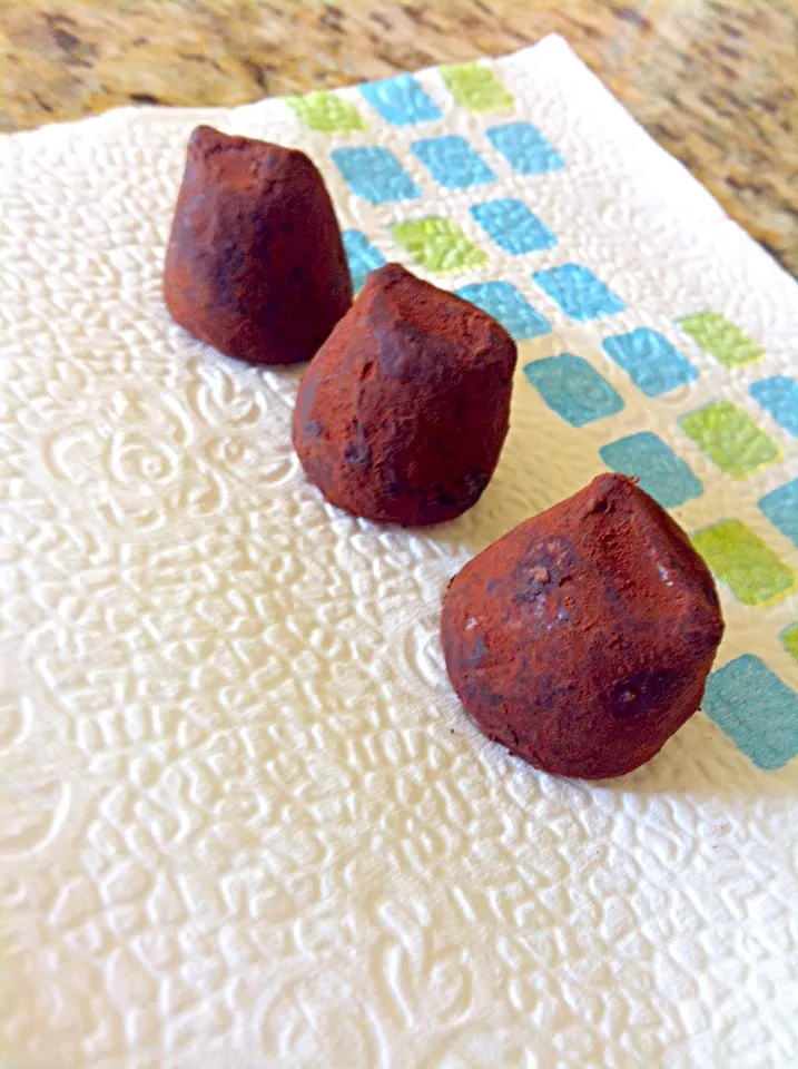 3 chocolate truffles|Whitney Kinnisonさん