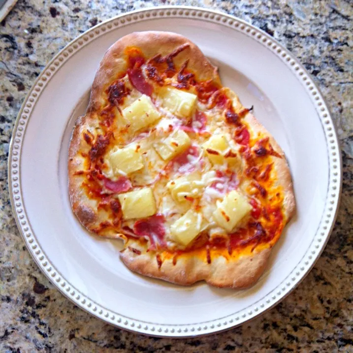 homemade pineapple and ham pizza|Whitney Kinnisonさん