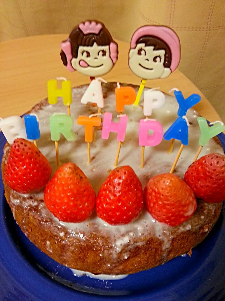 Snapdishの料理写真:アーモンドプードル入りカトルカールでBirthdayケーキ|まーぶるさん