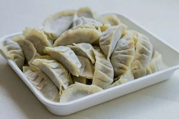 餃子作りおき。年末から酒を浴びるように飲んでいる。飲み疲れでふわふわした脳ミソで「あぁ、今日は土曜なんだ…」と思い出しながら作った。|サヤカさん