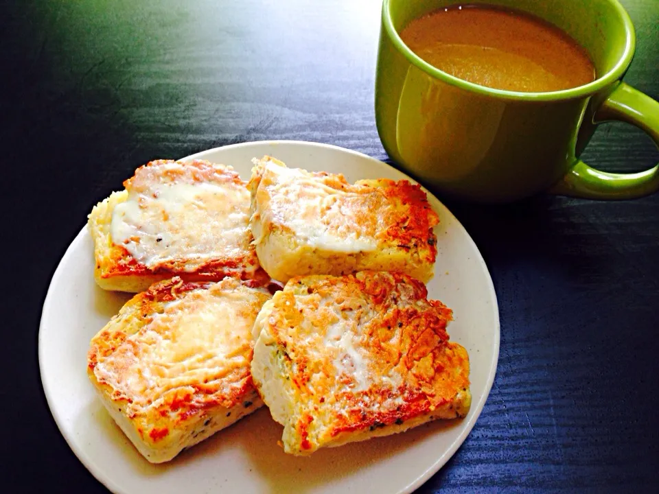 Snapdishの料理写真:Home made Herb bread w/ Mozzarella cheeze|Seagrapesさん