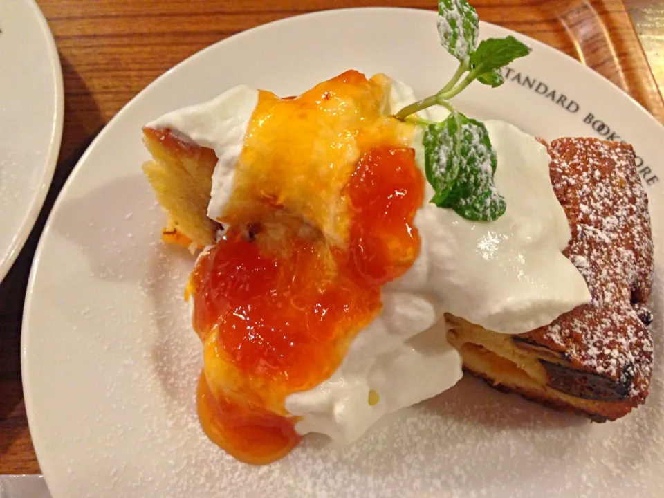 Gorgonzola / apricot / white chocolate cake. Yum!|mさん