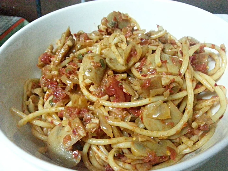 Snapdishの料理写真:fried spaghetti with anchovies, tomotoes & capers|cindy poeさん