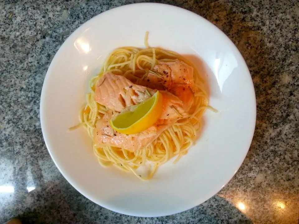 Buttered lemon salmon in tomato base pasta :-) Bon appetite!|Marie B.さん