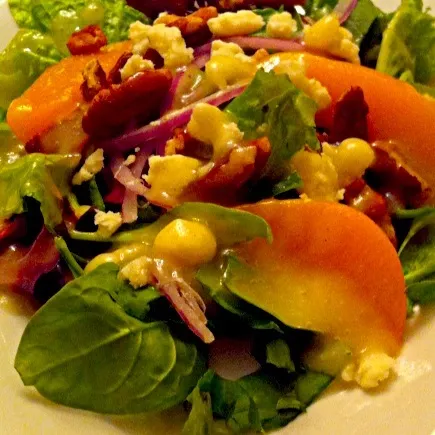 Field greens, carmelized peaches, toasted walnuts, red onion, gorgonzola cheese w/ white balsamic viniagrette.|☀🌴Robyn🌴☀さん