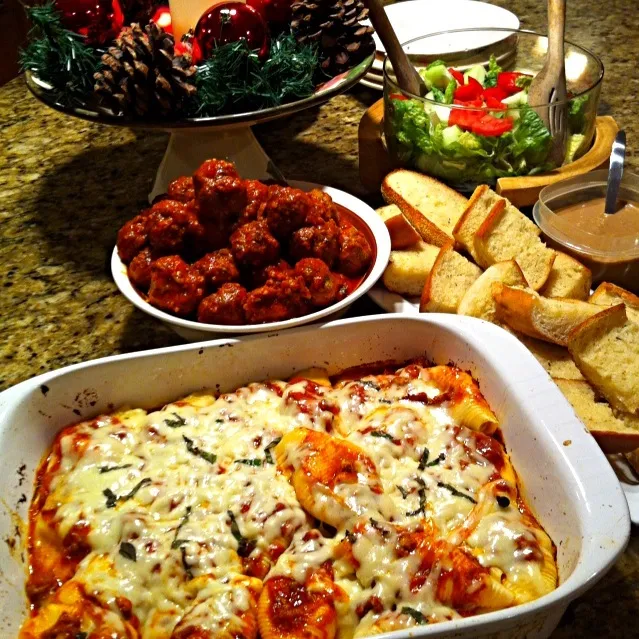 Snapdishの料理写真:Homemade ricotta cheese stuffed shells, meatballs, garlic bread with salad (creamy balsamic basil dressing) Christmas Eve Dinner|☀🌴Robyn🌴☀さん