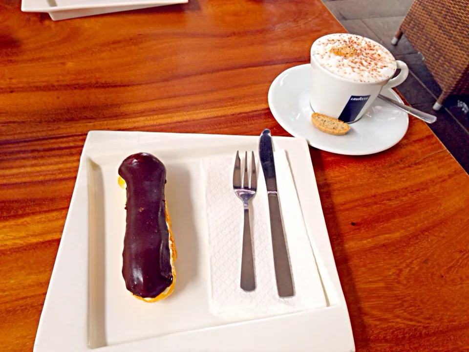 Eclair and cappuccino|amiさん