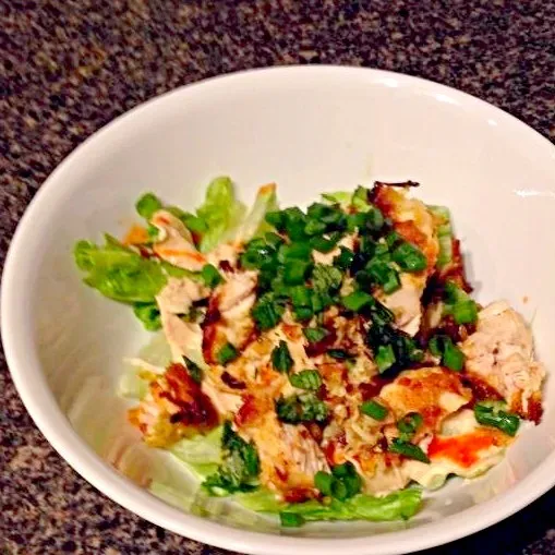 Lettuce, hummus with hot sauce, curry coconut-crusted chicken, topped with cilantro and green onions.|Lee Annさん