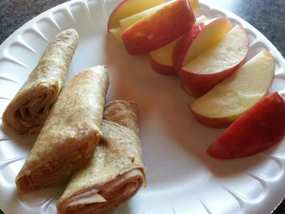 Turkey & Cheese Wrap, Honey Crisp Apple|Emily Berryさん