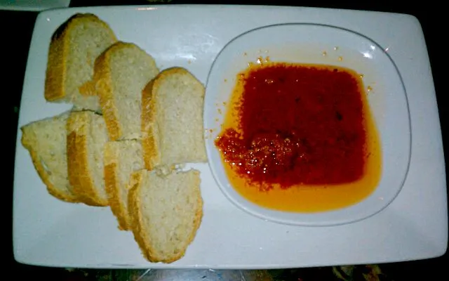 Roasted red pepper with olive oil & freshly baked bread.|Jiraphon Gさん