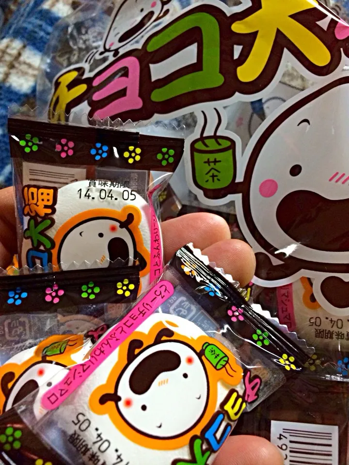 1／4  #夜おやつ 第二弾は、チョコ大福。やわらかくて甘美味い♪ 最近あんまし見かけなくなってしまってる。|ms903さん