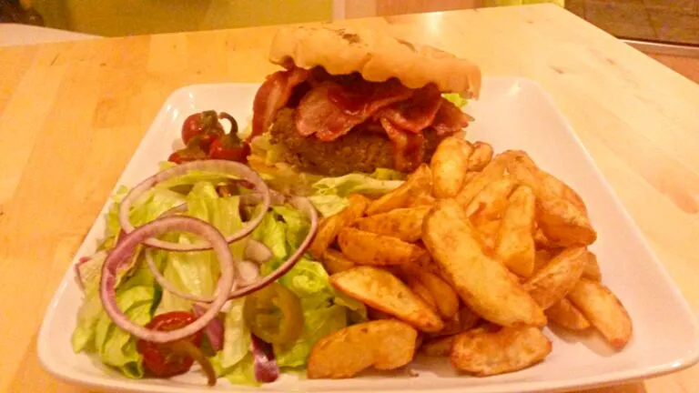 Homemade Beefburger Wedges & Salad|James Moretonさん