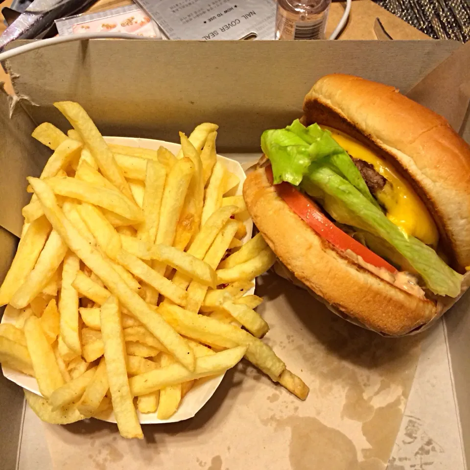 In-N-Out Cheeseburger and Fries|julia hoさん