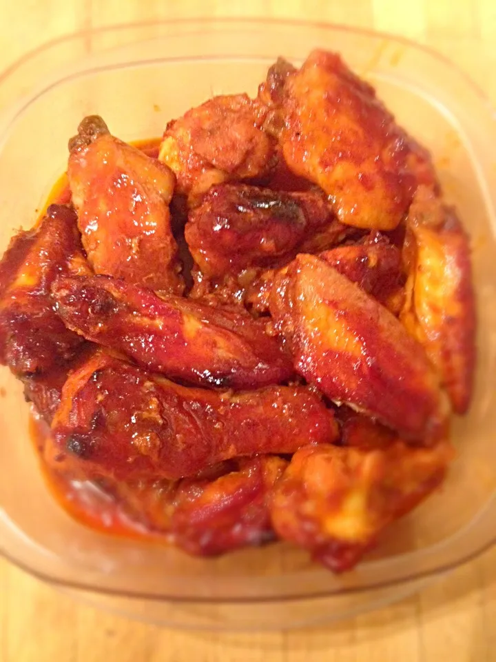 What's left of the Korean spicy glazed chicken wings I made for the boyfriend tonight!|Allisonさん