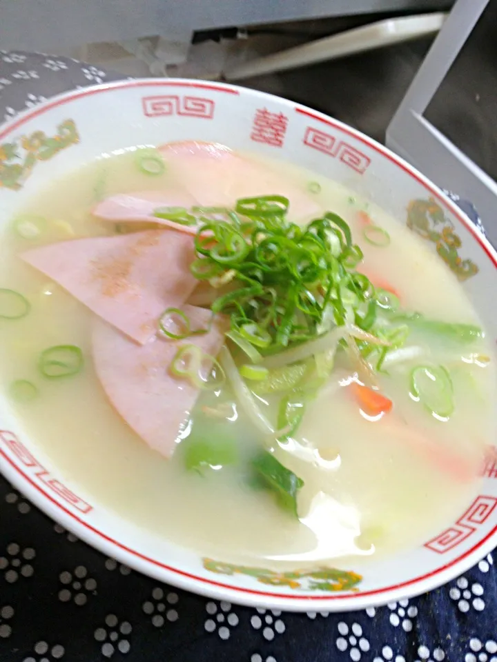 寿がきやのラーメン、野菜入り。麺は、半分にして作ります。|ハルさん