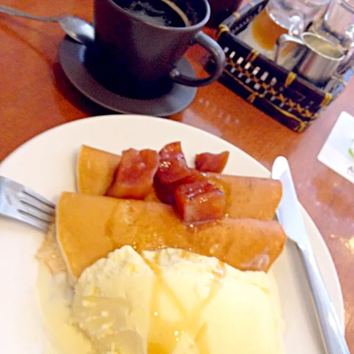 Snapdishの料理写真:温かい林檎と冷たいアイスのパンケーキでひと休み☕🍴|ちーねーさん