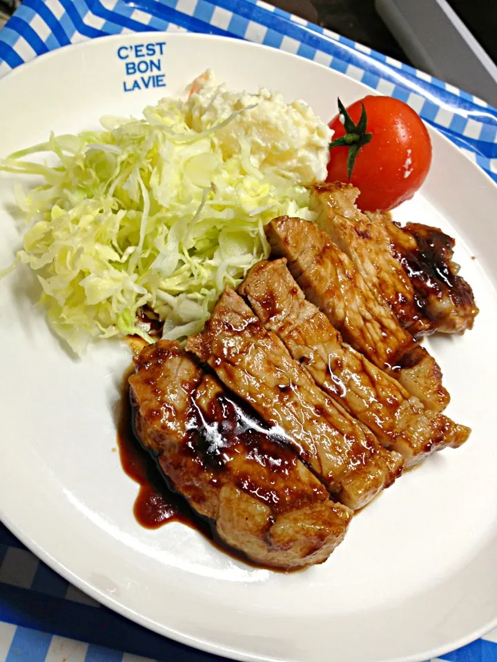 Snapdishの料理写真:トンテキ(^ ^)  安いお肉でも、玉ねぎのすりおろしにしばらくなじませたらいいよ|ハルさん