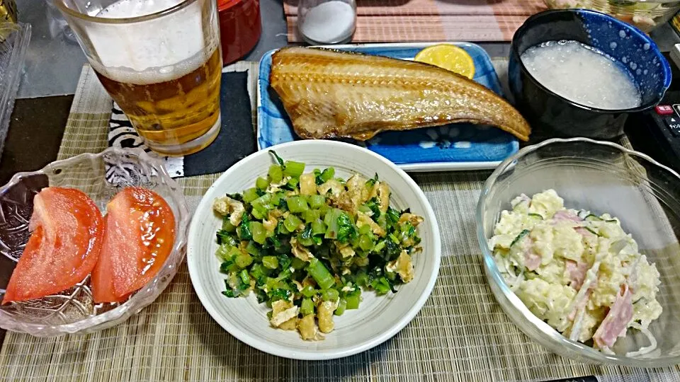 Snapdishの料理写真:縞ホッケの干物＆大根の葉の炒め物＆ポテトサラダ＆トマト|まぐろさん