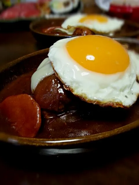 昨日のシチュ―で煮込みハンバ―グ   目玉のせ♪|ふりるさん