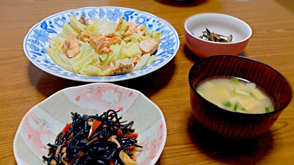 Snapdishの料理写真:・白菜と塩鮭の蒸し煮
・ヒジキの炊きもの
・豆腐と揚げの味噌汁
・田作り（おせちの残り）|ようかんさん