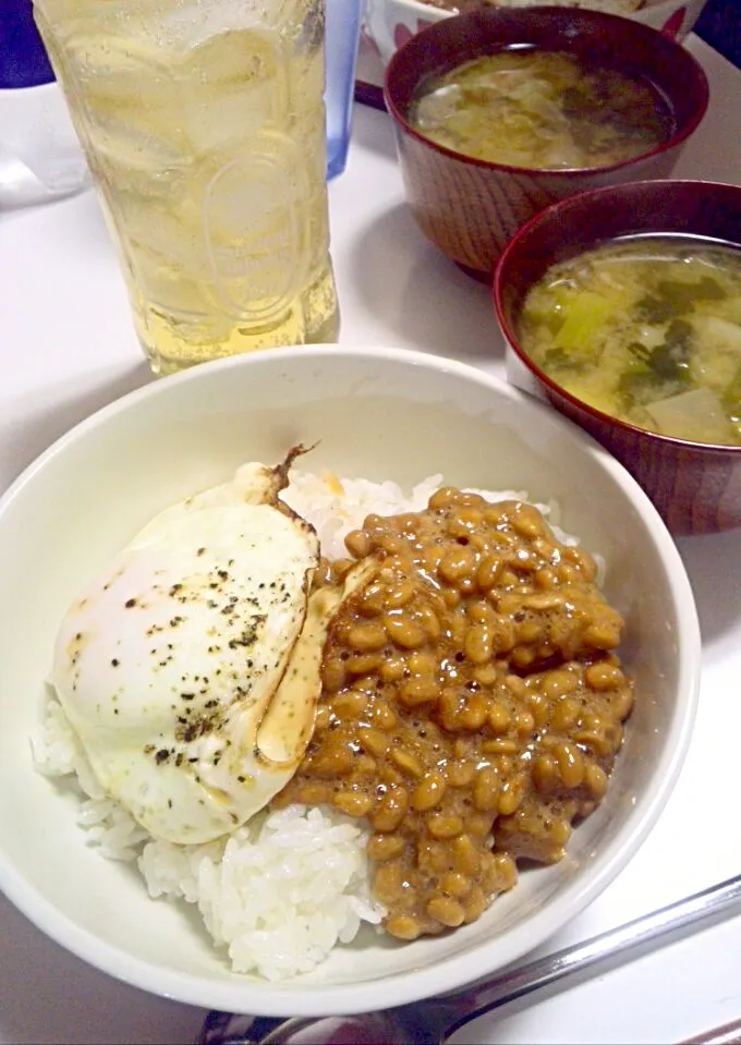 納豆と目玉焼きをご飯に乗せた「林さんライス」by 流星の絆・葱とワカメのお味噌汁・角ハイボール|Miyuki  Saitoさん