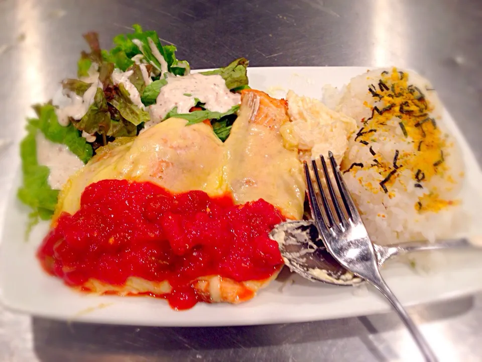 Snapdishの料理写真:Grill salmon with cheese and hot salsa sauce|avarnとayakaさん