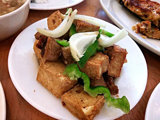 揚げ豆腐と豚肉の酢醤油漬け♪フィリピン料理(トクワットバブイ)|Kashimanakitchenさん