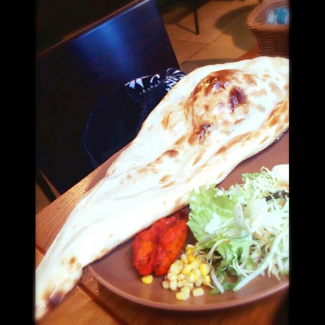 Snapdishの料理写真:ナン／ TOMBOY INDIAN LOUNGE DINING 池袋2号店|ひろみんこさん