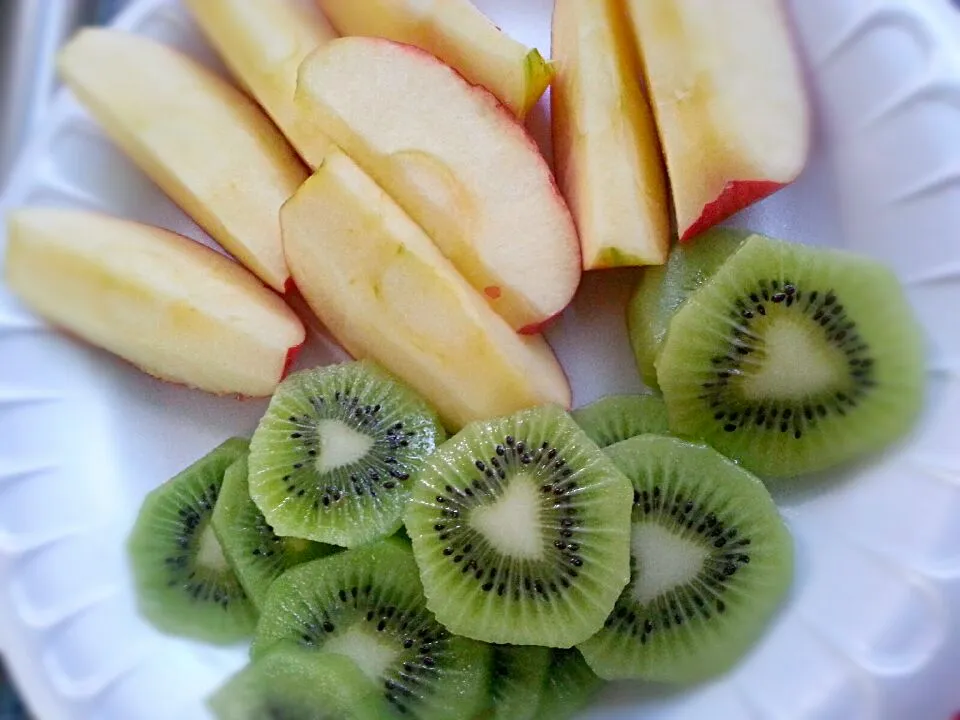 Snapdishの料理写真:Heart-Shaped Kiwi|Emily Berryさん