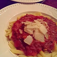 Nudeln mit Tomaten-Bolognese-Soße dazu gemischter Salat mit Joghurtsoße|Marta Scherbatskyさん