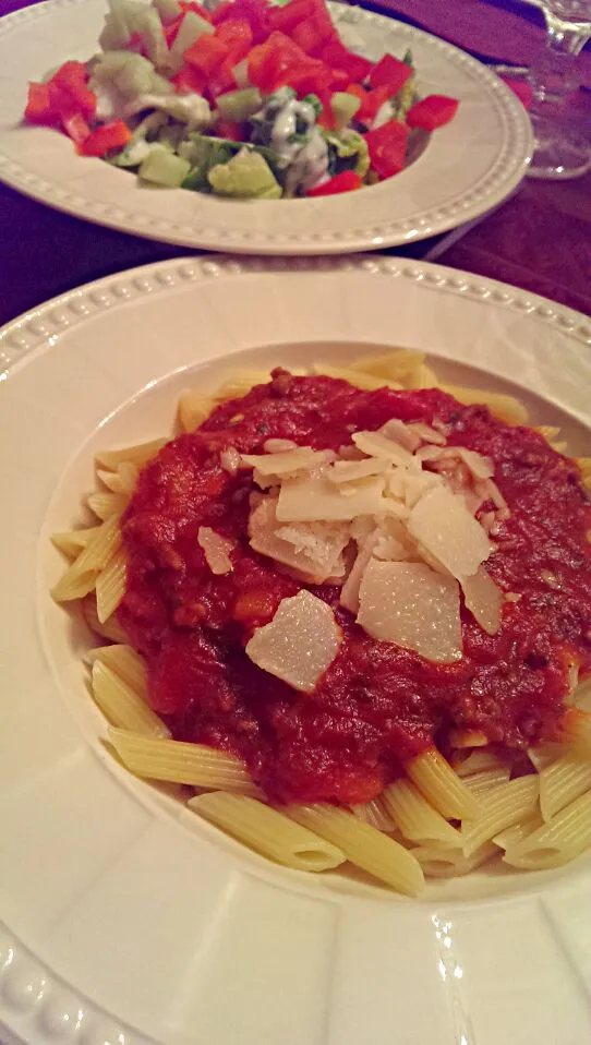 Nudeln mit Tomaten-Bolognese-Soße dazu gemischter Salat mit Joghurtsoße|Marta Scherbatskyさん