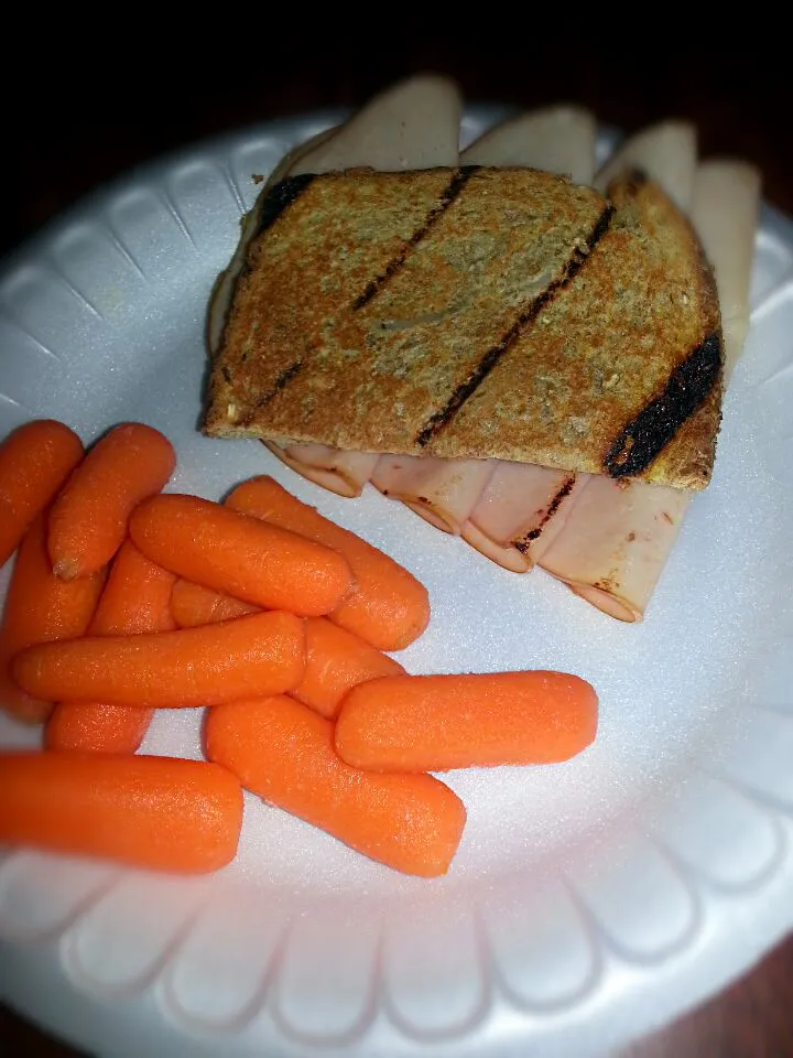 Turkey & Cheese Sandwich, Baby Carrots|Emily Berryさん