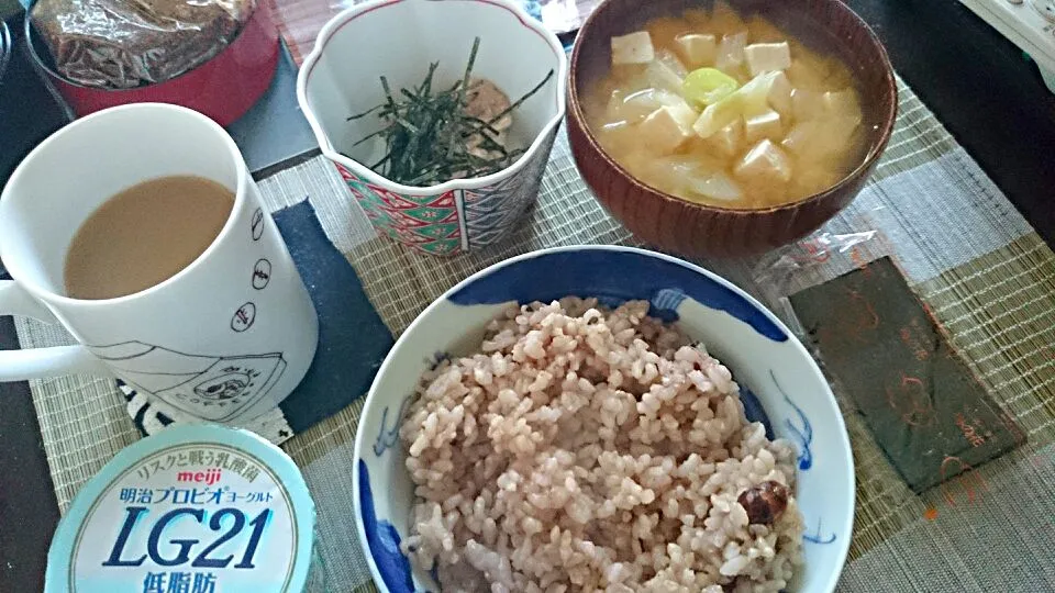 山の芋＆葱と豆腐の味噌汁＆錦松梅＆海苔|まぐろさん