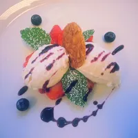 Snapdishの料理写真:tonka mousse with stawberrys, mint and blueberry sauce|SirCookAlotさん