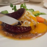 Beef Hamburg Steak oozing with a poached egg|Jeremy Eeさん