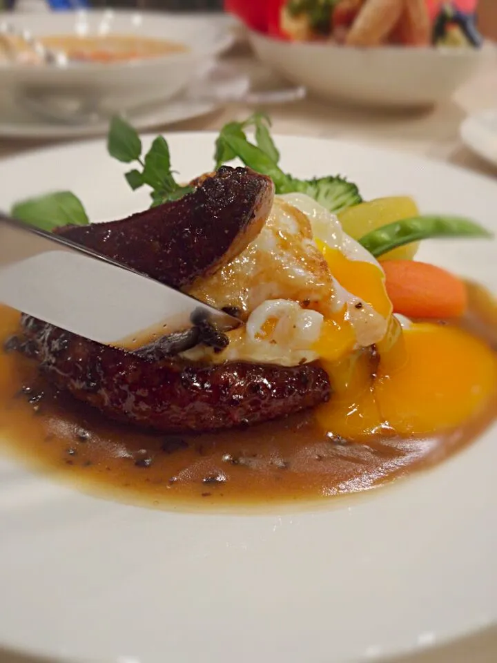 Beef Hamburg Steak oozing with a poached egg|Jeremy Eeさん