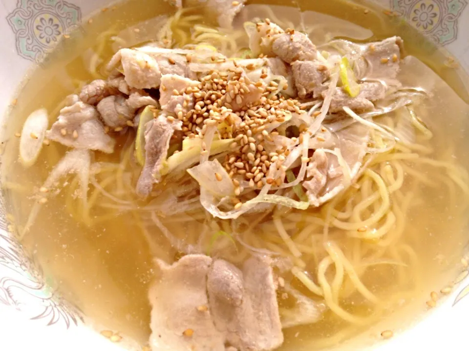 今日の社食は胡麻豚塩ラーメン。410円。|ルーア・ブランカさん