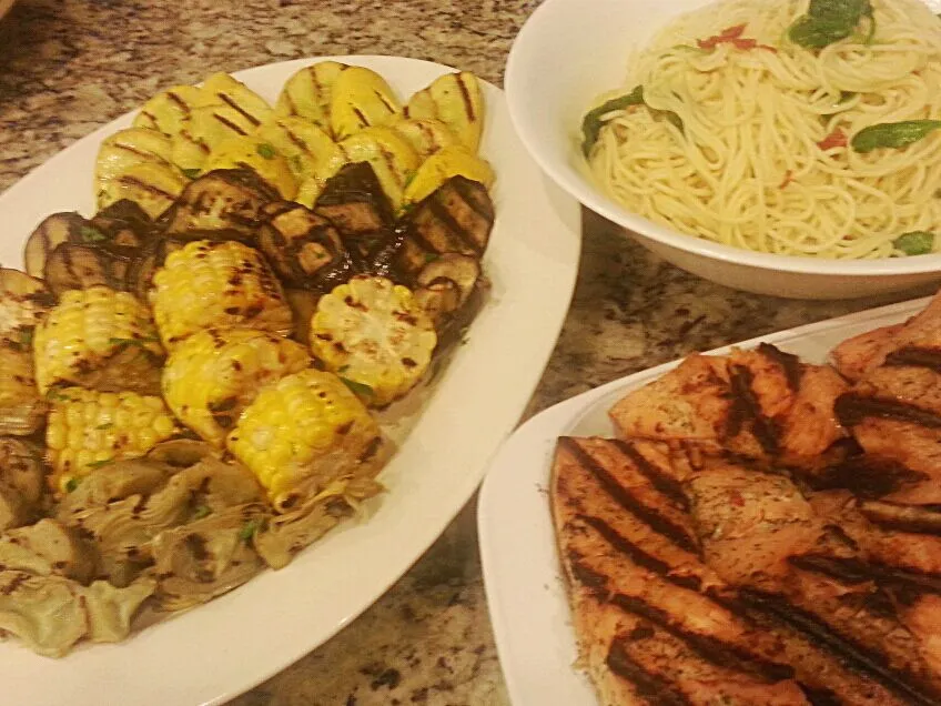 grilled garlic-dill salmon, grilled veggies, angel hair pasta with sun-dried tomato and spinach|Chef On Qさん