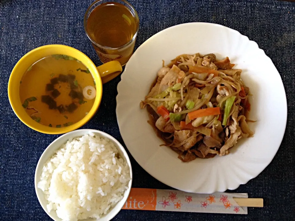 Snapdishの料理写真:肉野菜炒め定食|ばーさんさん