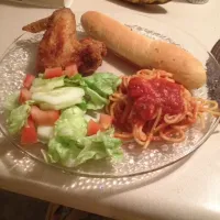 Snapdishの料理写真:Spaghetti's salad chicken garlic bread|canisha1さん